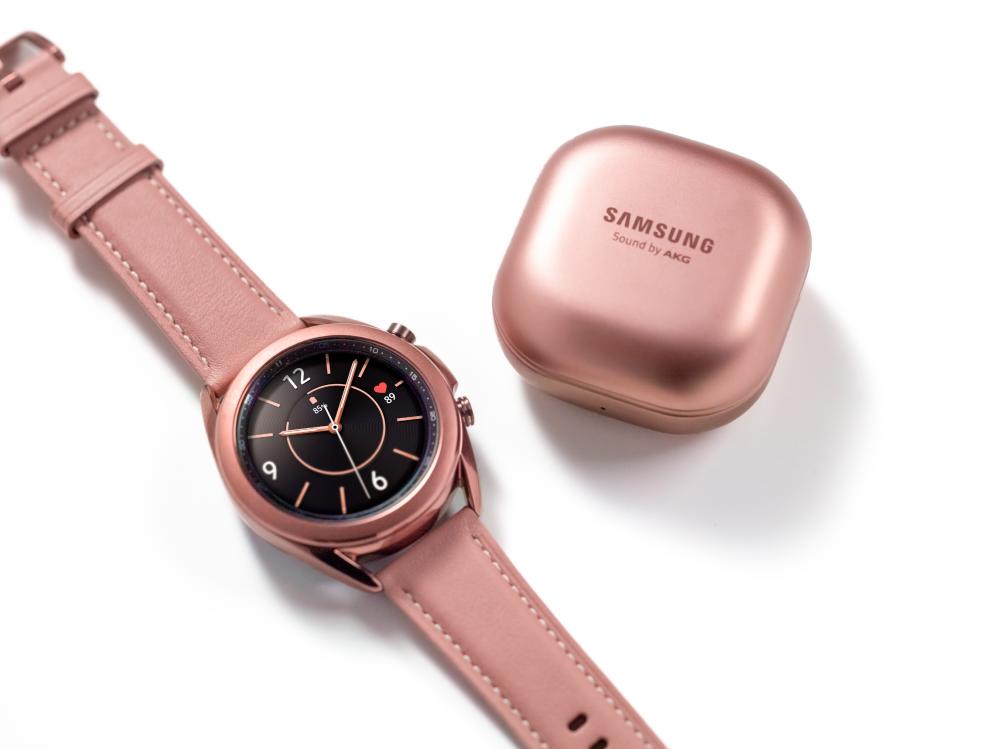 $!This handout photo obtained August 5, 2020 courtesy of Samsung shows the Galaxy watch3. / AFP / Samsung Electronics / Handout /