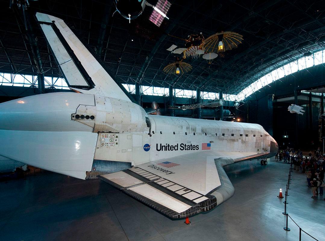 This picture dated April 20, 2012 provided by the Smithsonian National Air and Space Museum shows Space Shuttle Discovery in the James S. McDonnell Space Hangar at the Udvar-Hazy Center in Chantilly, Virginia. AFP PHOTO / Smithsonian National Air and Space Museum / Mark Avino