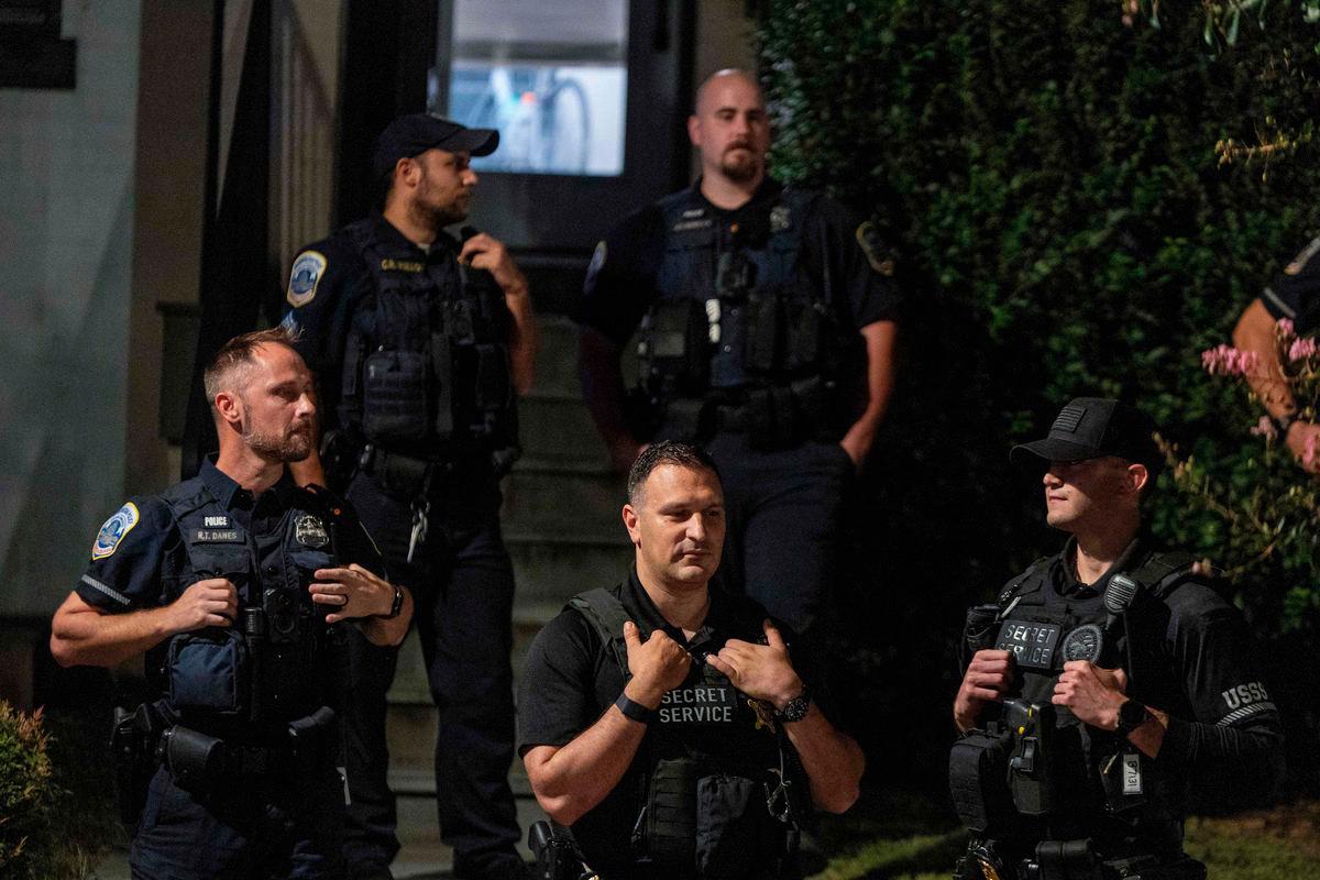 Washington DC Metro Police, Secret Service Police, FBI, HSI serve a search warrant on a home on 300 block of Sherman Ave NW on August 24, 2025 in Washington, DC. An increased presence of law enforcement has been seen throughout the nation’s capital since the Trump administration ordered in federal officers and the U.S. National Guard. Tasos Katopodis/Getty Images/AFP (Photo by TASOS KATOPODIS / GETTY IMAGES NORTH AMERICA / AFP)
