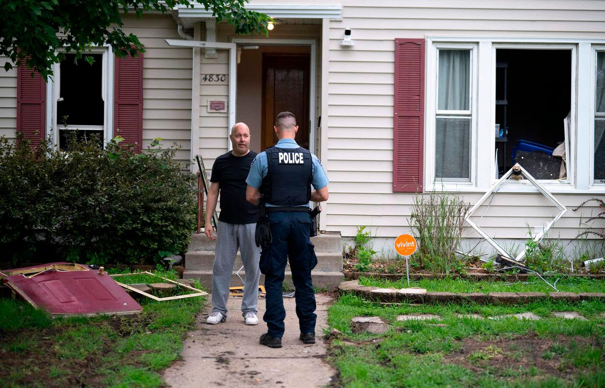 Vance Boelter’s roommate, who declined to give his name, speaks with a Minneapolis police officer outside his home on June 14, 2025 in Minneapolis, Minnesota. AFPpix