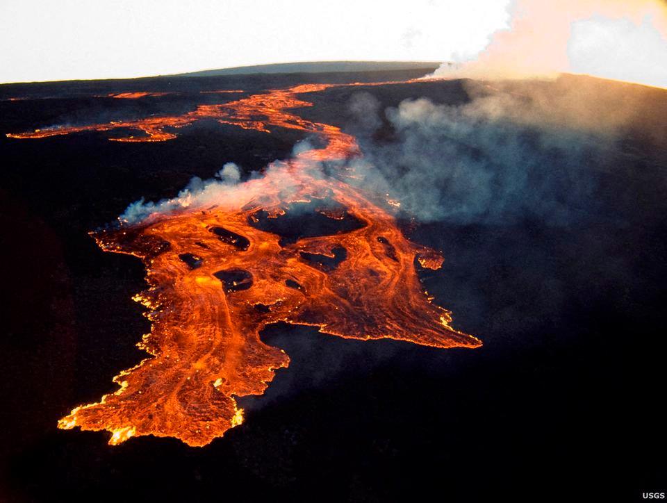 Imej udara yang dikeluarkan oleh US Geological Survey (USGS) pada 28 November 2022 ihsan Perkhidmatan Cuaca Kebangsaan, menunjukkan lahar di kaldera puncak Mauna Loa di Hawaii, yang meletus buat kali pertama dalam hampir 40 tahun. fotoAFP