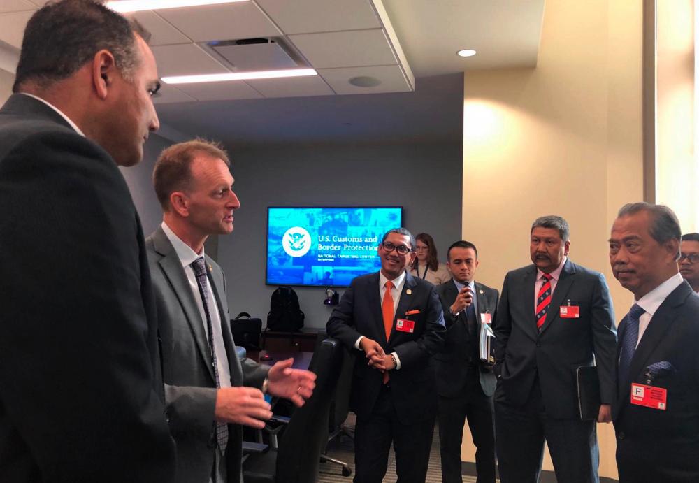 Home Minister Tan Sri Muhyiddin Yassin and his entourage have a discussion with US Customs and Border Protection officials led by Don Anderson (2nd from L), the agency's director for Southeast Asia, Australia and New Zealand, in Washington DC on Tuesday. - Bernama