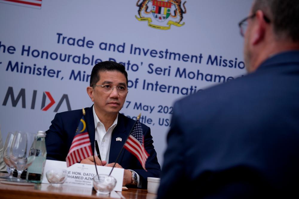 SEATTLE, May 17 -- Senior Minister and Minister of International Trade and Industry Datuk Seri Mohamed Azmin Ali having a meeting with Ammex Corporation early Tuesday. BERNAMAPIX