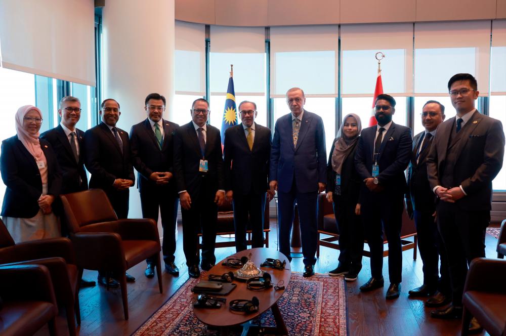 Anwar (sixth from left) and Erdogan (seventh from left) with the Malaysian delegation during their meeting in New York. – Bernamapic