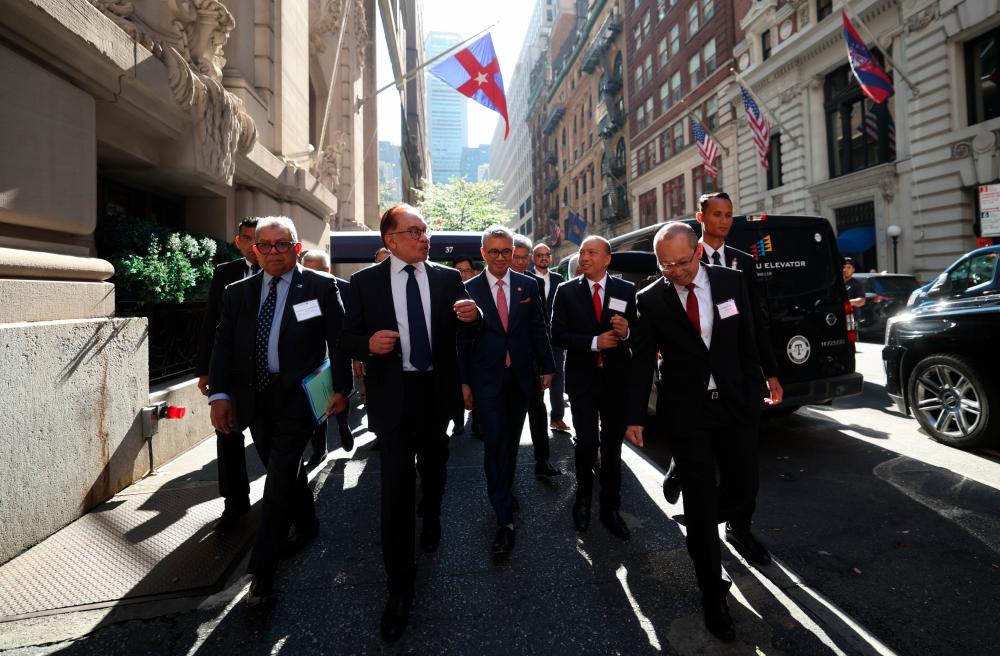 NEW YORK, 22 Sept -- Perdana Menteri Datuk Seri Anwar Ibrahim berjalan kaki dari tempat penginapan ke majlis Invest Malaysia. fotoBERNAMA