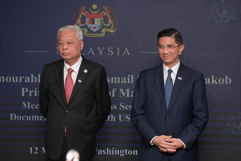 Prime Minister Datuk Seri Ismail Sabri(left),Senior Minister of International Trade and Industry Datuk Seri Mohamed Azmin Ali(right)/BERNAMAPix