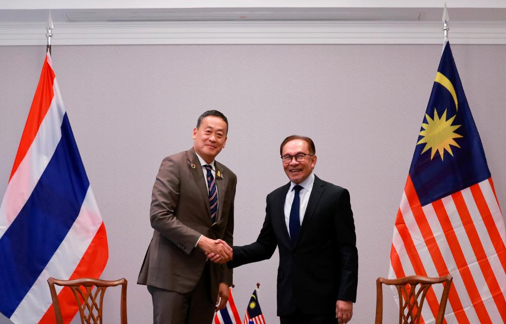 NEW YORK, 22 Sept -- Perdana Menteri Datuk Seri Anwar Ibrahim bersalam dengan Perdana Menteri Thailand Srettha Thavisin ketika mengadakan pertemuan dua hala sempena Perhimpunan Agung Pertubuhan Bangsa-Bangsa Bersatu (UNGA) ke-78 hari ini. fotoBERNAMA