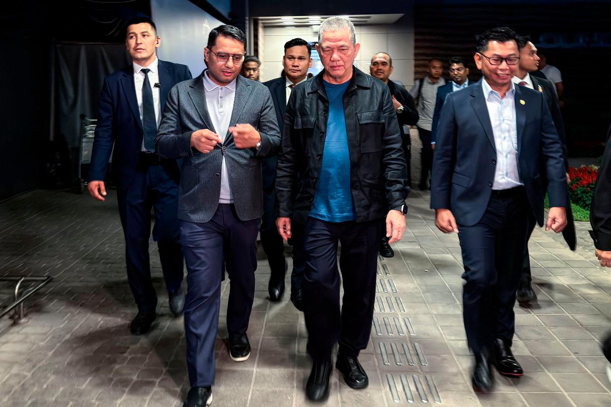 Timbalan Perdana Menteri Datuk Seri Fadillah Yusof (tengah) tiba di Tashkent, Uzbekistan awal pagi Sabtu bagi memulakan lawatan kerja rasmi beliau di Republik ini. BERNAMA