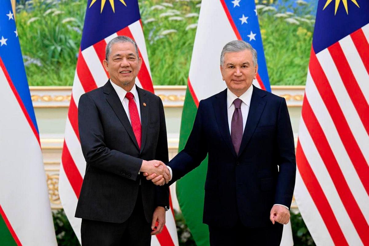 Timbalan Perdana Menteri Datuk Seri Fadillah Yusof (kiri) telah bersama Presiden Uzbekistan Shavcat Mirziyoyev (kanan) pada mesyuarat dua hala pada Isnin. - fotoBERNAMA