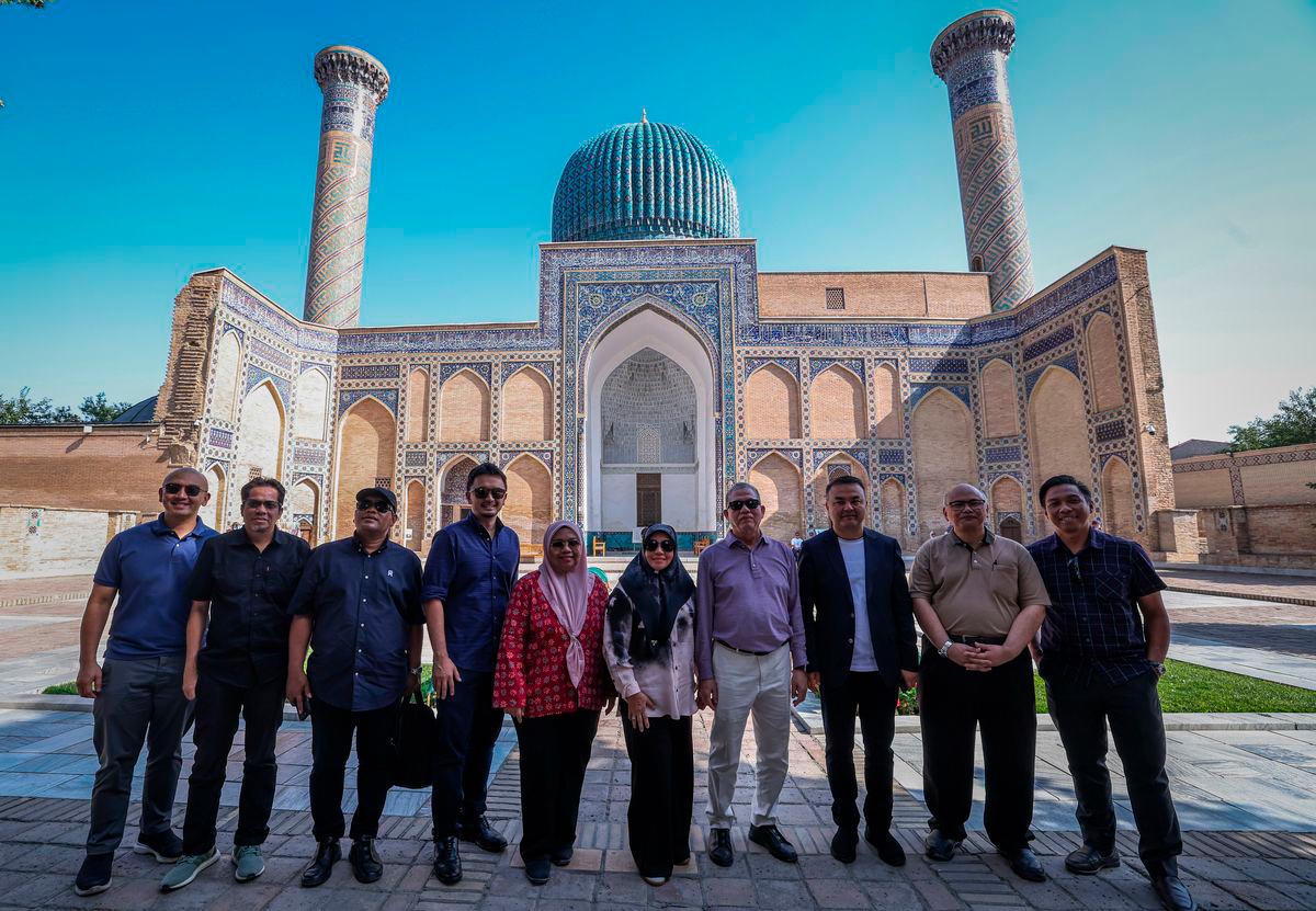 Timbalan Perdana Menteri merangkap Menteri Peralihan Tenaga dan Transformasi Air, Datuk Seri Fadillah Yusof (empat, kanan) bersama Timbalan Menteri Tenaga Uzbekistan, Umid Mamadaminov (tiga, kanan), bergambar selepas melawat Makam Amir Temur, panglima perang Uzbekistan dan pengasas Empayar Timurid, di bandar Samarkand, hari ini -BERNAMA