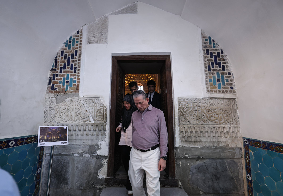 The Deputy Prime Minister, who is also the Minister of Energy Transition and Water Transformation, Datuk Seri Fadillah Yusof, visited the tomb of Amir Temur, an Uzbek warlord and ruler who founded the Timurid Empire, in the city of Samarkand today. - BERNAMA