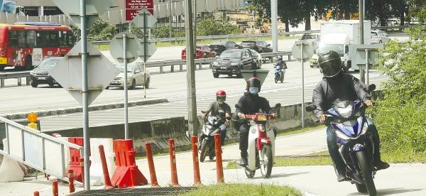 Poor maintenance and potholes were the main reasons cited by motorcyclists for not using dedicated lanes.–theSunpix
