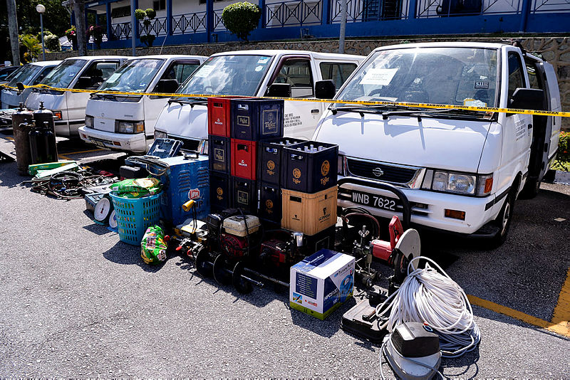 Seven vans seized in the operation, with looted items. — Bernama