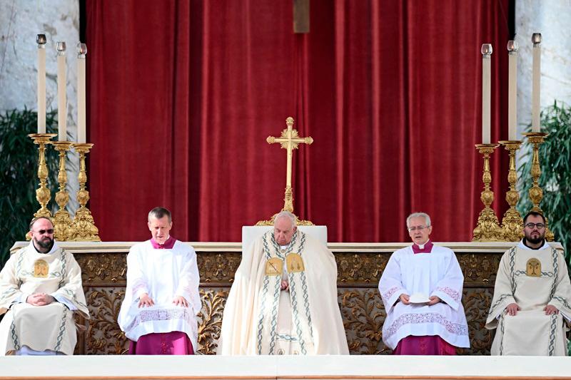 Pope Francis (C) attends the Holy Mass and canonisation of 14 saints and martyrs from Damascus, at the Saint Peter's Square in the Vatican on October 20, 2024. - Filippo MONTEFORTE / AFP