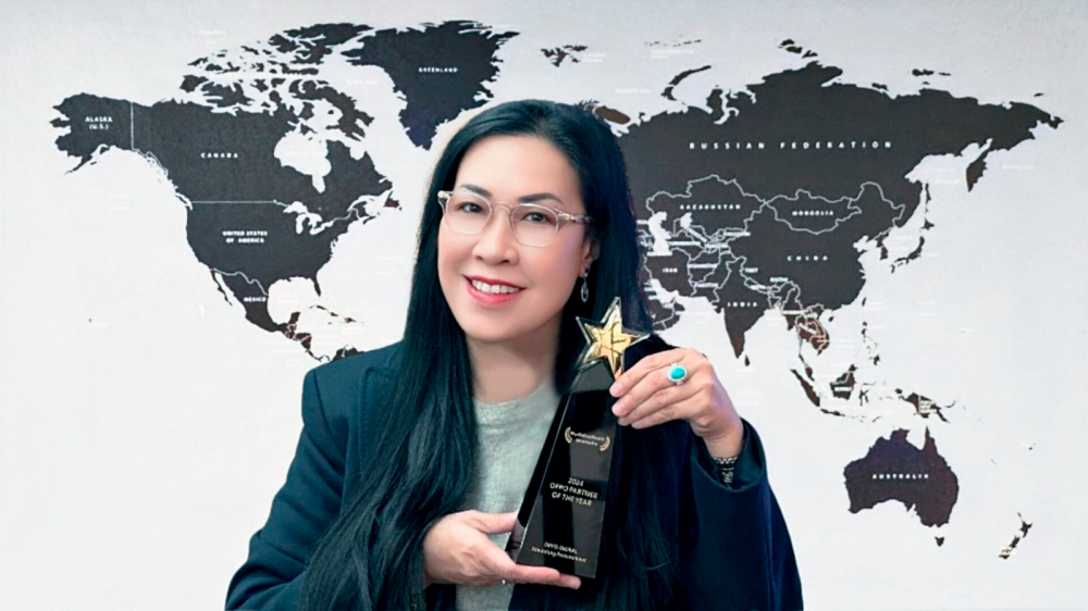 Media OutReach Newswire’s Founder and CEO Jennifer Kok with the prestigious OPPO ‘Partner of the Year 2024’ award