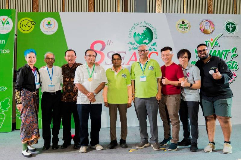 Wong (second from right) and Pishu (fourth from left) with the Malaysian delegation.