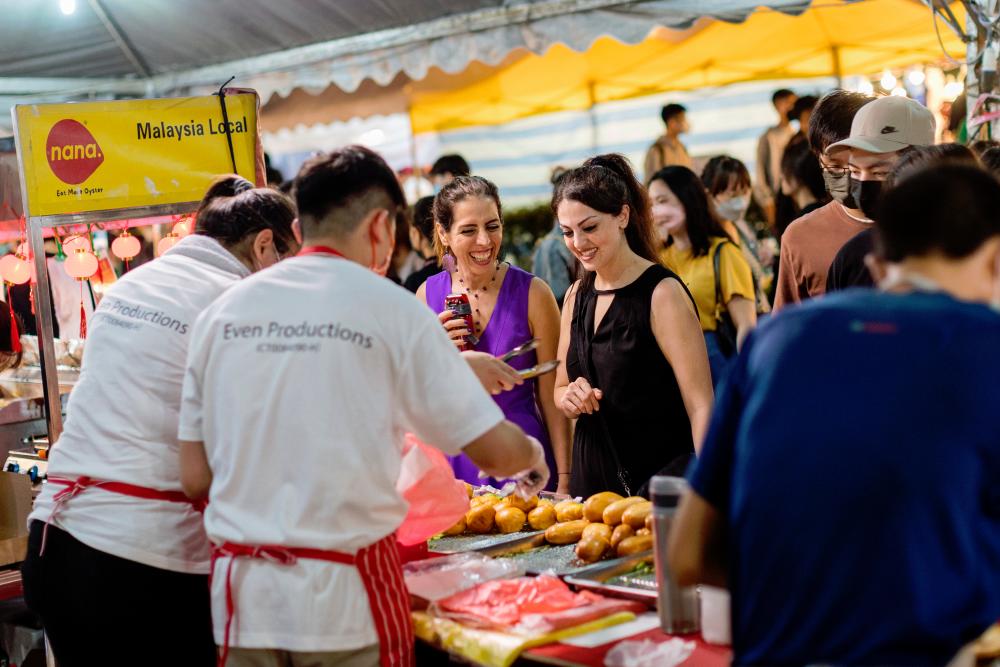Vendors selling a variety of food and beverages at the bazaar $!Vendors selling a variety of food and beverages at the bazaar