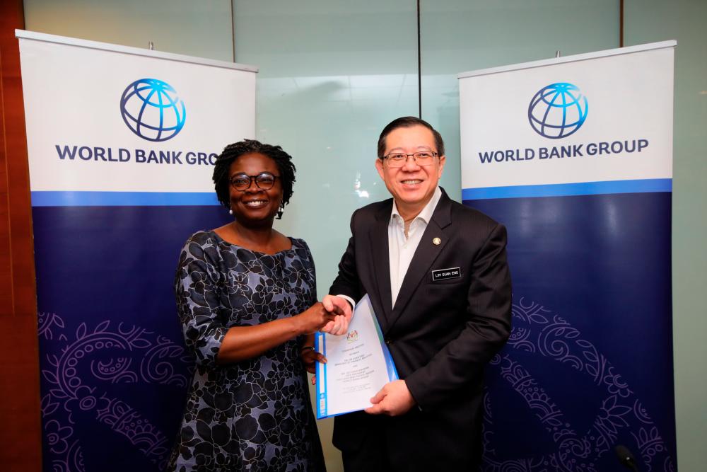 Kwakwa (left) and Lim shaking hands after announcing the extension the work of the World Bank Group’s global hub in Kuala Lumpur for an additional five-year period from 2021 to 2025.