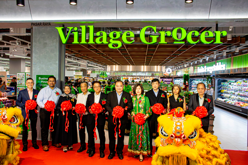 Representatives from UEM Sunrise, Melati Ehsan and The Food Purveyor at the opening ceremony of the 29th Village Grocer outlet at The Beat in Kiara Bay