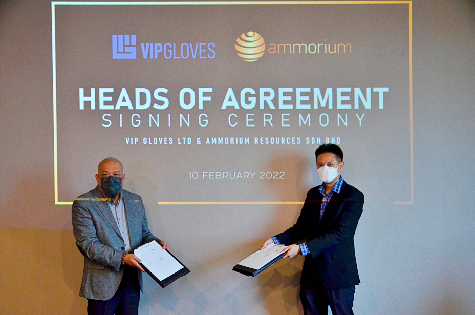 Yang (left) and Foo at the heads of agreement signing ceremony