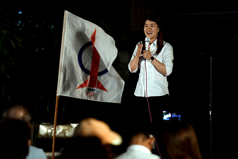 DAP’ candidate for the Sandakan by-election Vivian Wong Shir Yee speaks during a ceramah last night.