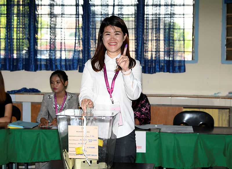 DAP candidate for the Sandakan by-election Vivian Wong Shir Yee, poses for a photo right after asting her ballot as SK Muhibbah voting centre, on May 11, 2019. — Bernama