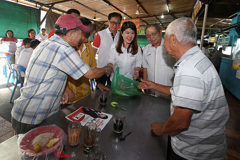 DAP’s candidate for the Sandakan by-election Vivian Wong Shir Yee, accompanied by party supremo Lim Kit Siang, speak to resindents of Sandakan, during the campaign trail.