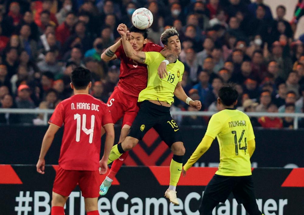 Pemain skuad kebangsaan Brendan Seng Ling Gan diasak oleh pemain pasukan Vietnam pada aksi perlawanan Kumpulan B AFF Mitsubishi Electric Cup 2022 di antara Malaysia menentang Vietnam di Stadium Nasional My Dinh malam ini/fotoBERNAMA