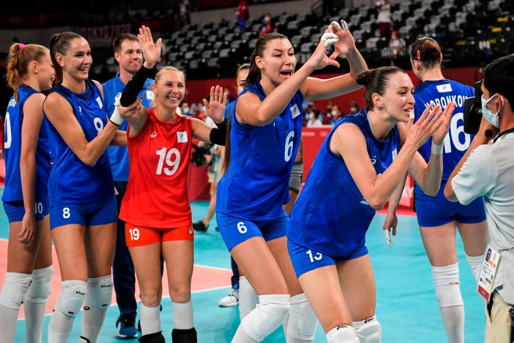 Russia’s players celebrate their victory in the women’s preliminary round pool B volleyball match between USA and Russia during the Tokyo 2020 Olympic Games at Ariake Arena in Tokyo on July 31, 2021. -AFP
