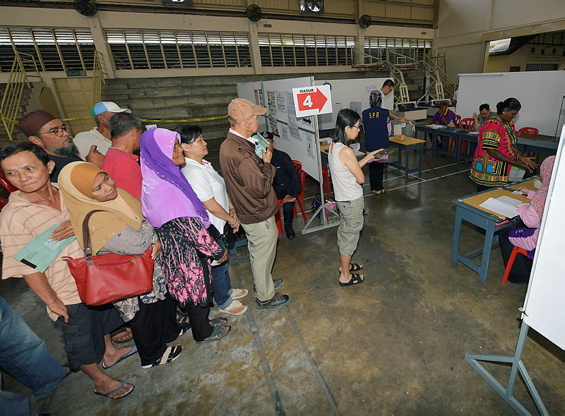 Voters line up to cast their ballots, at the SJK (C) Yu Ming, today — Bernama