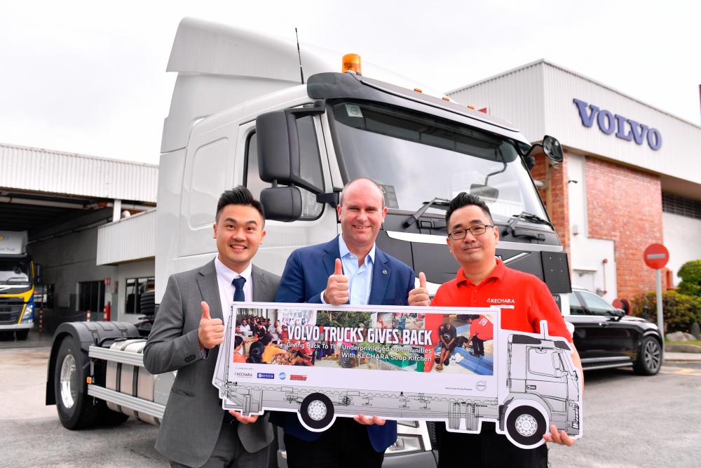 From left: Seri Zenith Engineering representative PJ Koh, Peden and KSK representative Justin Cheah in front of the Volvo FM heavy-duty lorry to be donated to KSK.