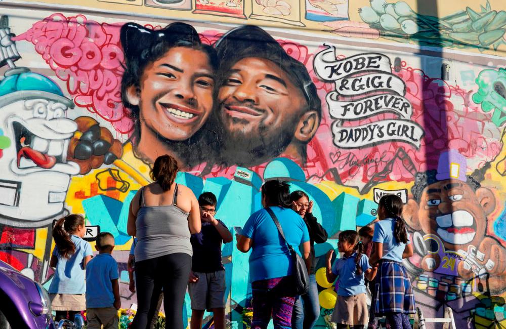 Fans gather around a mural to pay respects to Kobe Bryant after a helicopter crash killed the retired basketball star, in Los Angeles, California, U.S., January 28, 2020. REUTERSPIX