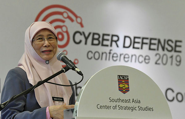 Datuk Seri Dr Wan Azizah Wan Ismail delivers a speech at the IACSP Cyber Defense conference. — Bernama