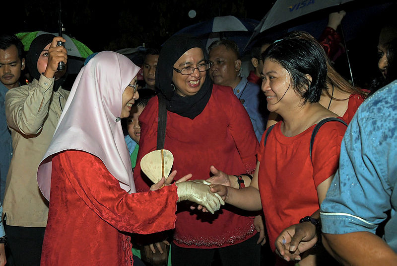 Deputy Prime Minister Datuk Seri Dr Wan Azizah Wan Ismail greets a guest during the Chinese New Year open house organised by Pandan Parliamentarian Service Centre in Ampang Jaya, here last night. — Bernama