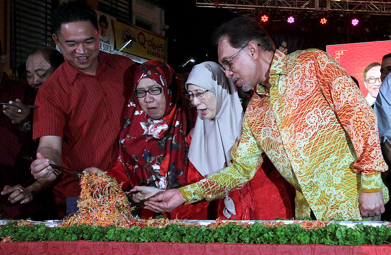 Deputy Prime Minister Datuk Seri Dr Wan Azizah Wan Ismail (2nd R) and PKR President Datuk Seri Anwar Ibrahim (R), toss the ‘yee sang’ during the 2019 Chinese New Year Open House for the Port Dickson Parliamentary constituency at the PD Waterfront, on March 3, 2019. — Bernama