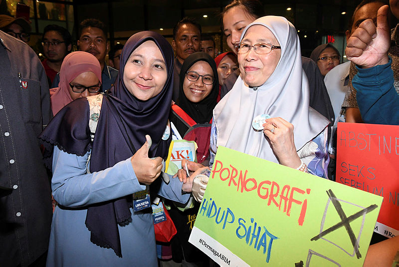 Datuk Seri Dr Wan Azizah Wan Ismail during the ‘Street Dakwah’ campaign in conjunction with the 2019 New Year’s celebration around the KLCC, on Dec 31, 2018. — Bernama