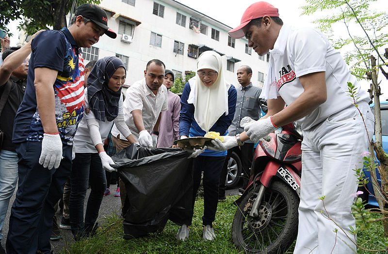 Deputy Prime Minister Datuk Seri Dr Wan Azizah Wan Ismail (2nd R) during an anti-dengue gotong-royong programme at Pangsapuri 610 near Ampang, on Aug 25, 2019. — Bernama