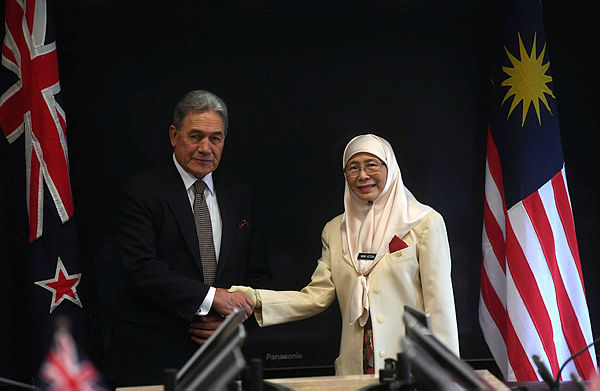 Deputy Prime Minister Datuk Seri Dr Wan Azizah Wan Ismail shakes hands with Winston Peter during a working visit of Deputy Prime Minister and Minister of Foreign Affairs of New Zealand to Malaysia at Parliament Building today — Bernama