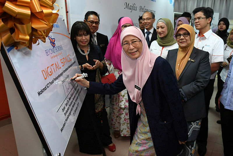 Deputy Prime Minister Datuk Seri Dr Wan Azizah Wan Ismail, launches the Digital Space programme at the National Skills Development Centre (NSDC), in Serendah, on Oct 21, 2019. — Bernama