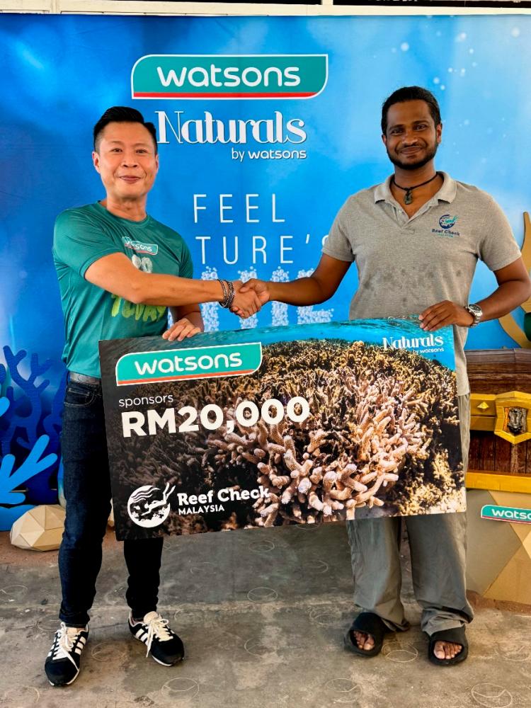 $!Watsons Malaysia general manager of marketing and customer growth Danny Hoh (left) presents the mock cheque to Reef Check Malaysia chief programme officer Alvin Chelliah.
