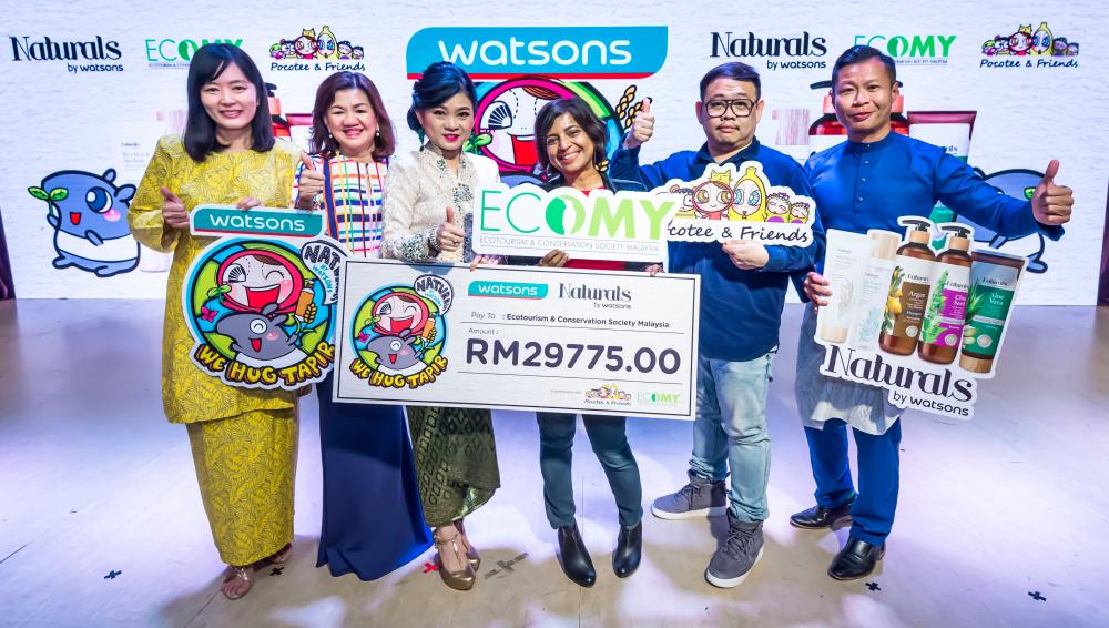 Loh (third from left), Elena, Pocotee &amp; Friends founder Dylan Ang and Watsons personnel.