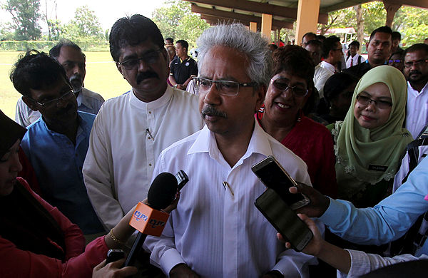 Senator P. Waytha Moorthy (C) talking to reporters after officiating a Ponggal festival at SMK Seremban Jaya — Bernama
