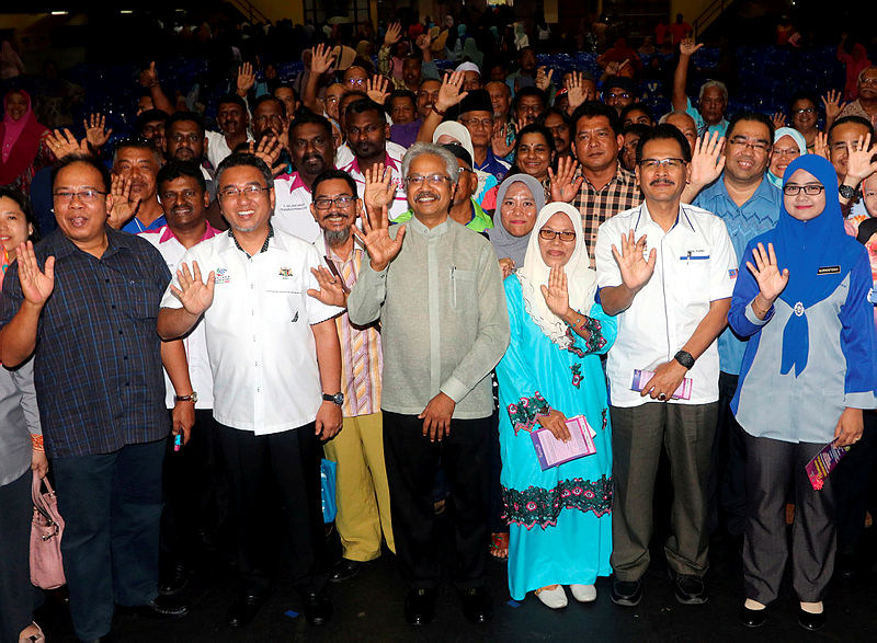 Minister in the Prime Minister’s Department Senator P. Waytha Moorthy (3rd L) and Malacca Chief Minister Adly Zahari (2nd L), after the launching of the Southern Zone Residents Association (Malacca and Johor) Unity Gathering 2019 in Ayer Keroh, on April 20, 2019. — Bernama