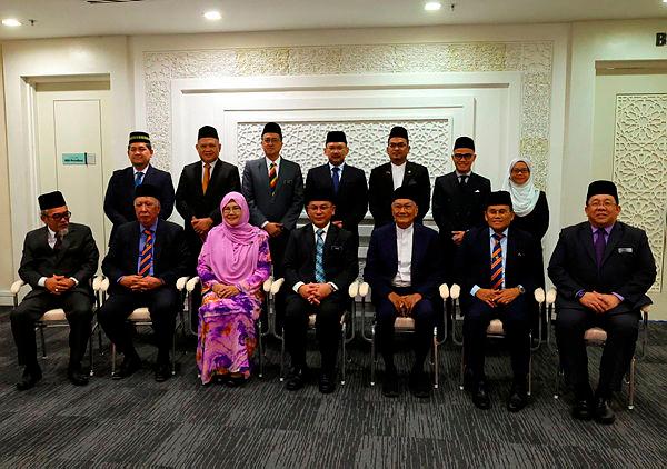 Datuk Dr Mohd Na’im Mokhtar (sitting, middle)–Bernamapix