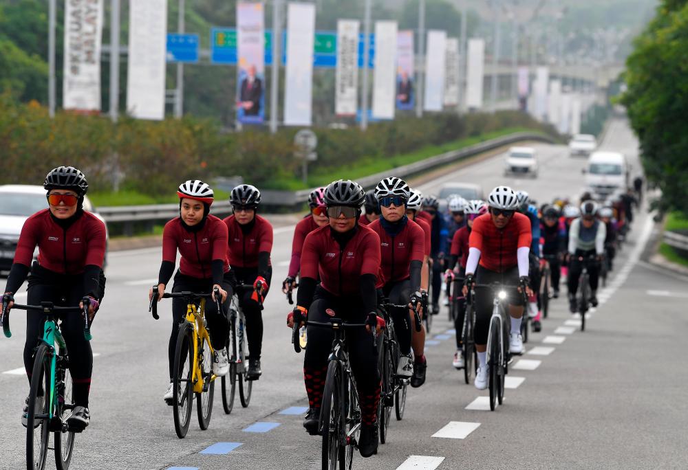 Wong said cyclists are allowed on roads only where there are no signboards prohibiting them. – BERNAMAPIX