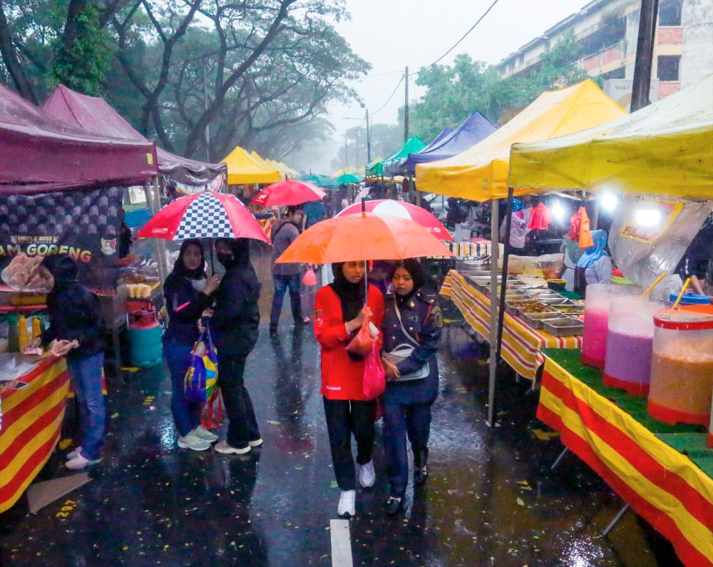 Heavy rain in Kuala Lumpur yesterday put a damper on the PKNS flats Ramadan bazaar in Jalan Kuching on the first day of the fasting month. – WAN MIRZA ISKANDAR/THESUN