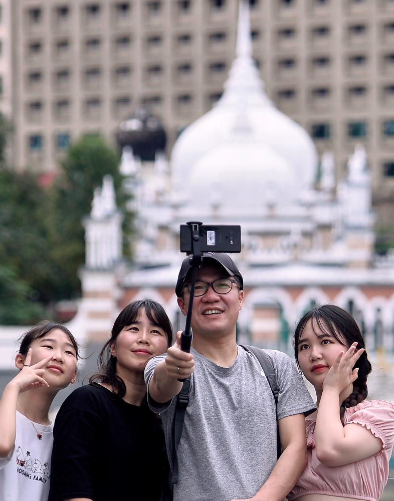 Malaysia can expect a deluge of Chinese tourists in the coming months as China opens up travel. – Bernamapic