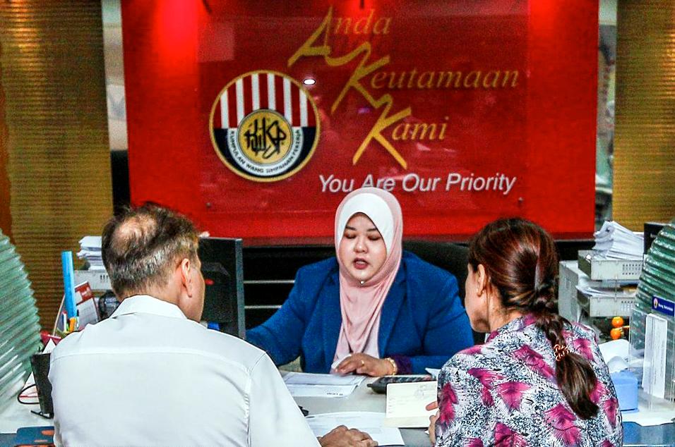An economist has warned that if the federal government allows further EPF withdrawals, Malaysia will end up with a post-retirement crisis. – Shahrill Basri/theSun