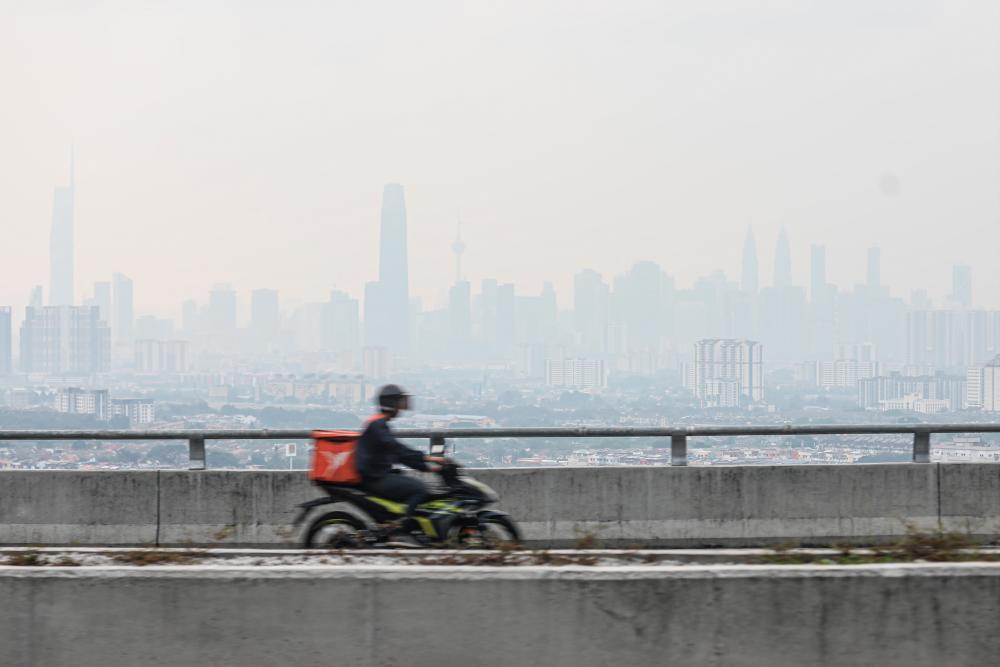 The public has been advised to take necessary precautions to minimise health risks, including avoiding outdoor activities to limit exposure to unhealthy air conditions. – AMIRUL SYAFIQ/THESUN