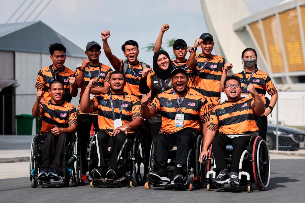Malaysian contingent chef de mission Noor Syahieda Mat Shah (back, centre) with national para-athletes in Cambodia recently. – BERNAMAPIC
